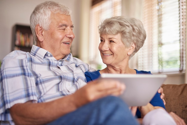 Free photo technology is nothing difficult for this couple