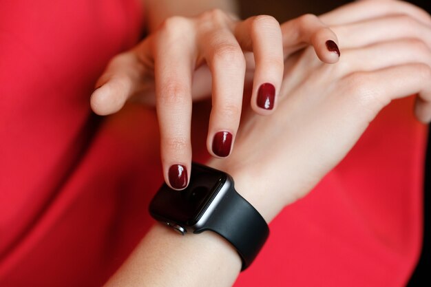 Технология, женщина проверяет свои часы