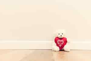 Free photo teddy bear with heart