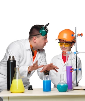 白い​背景​で​隔離​の​実験​を​行う​化学​の​レッスン​で​化学​の​ティーン​と​教師