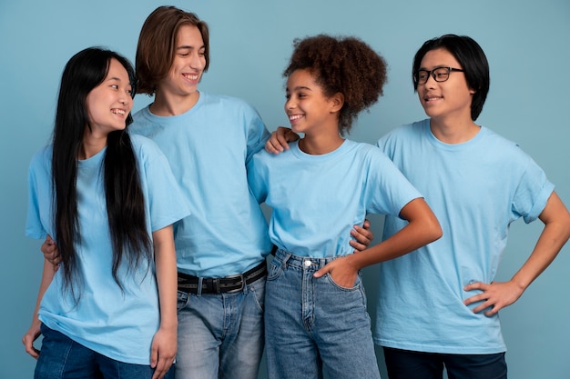 Foto gratuita migliori amiche adolescenti in posa insieme