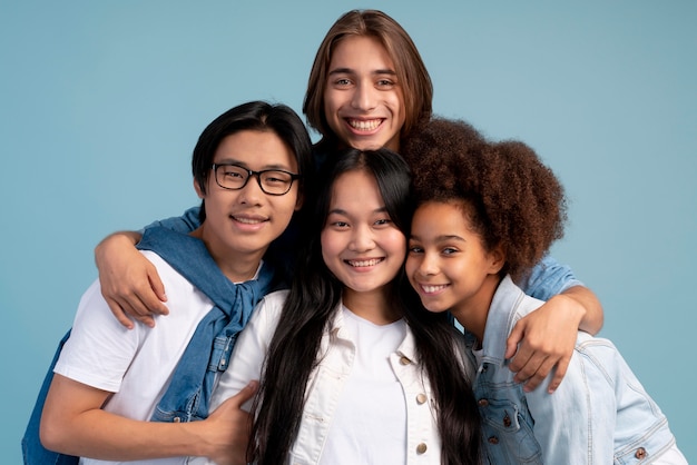 Foto gratuita migliori amiche adolescenti in posa insieme