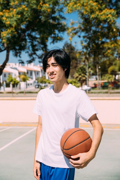 Ragazzo teenager con la palla alla corte