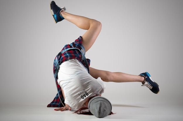 Free photo teen breakdance girl dancing