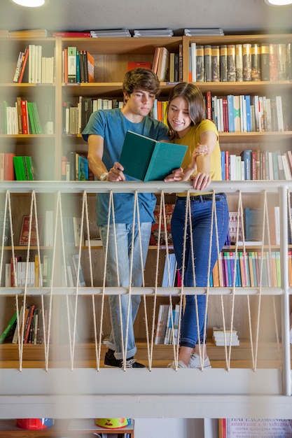 무료 사진 도서관 발코니에서 독서하는 십 대 커플