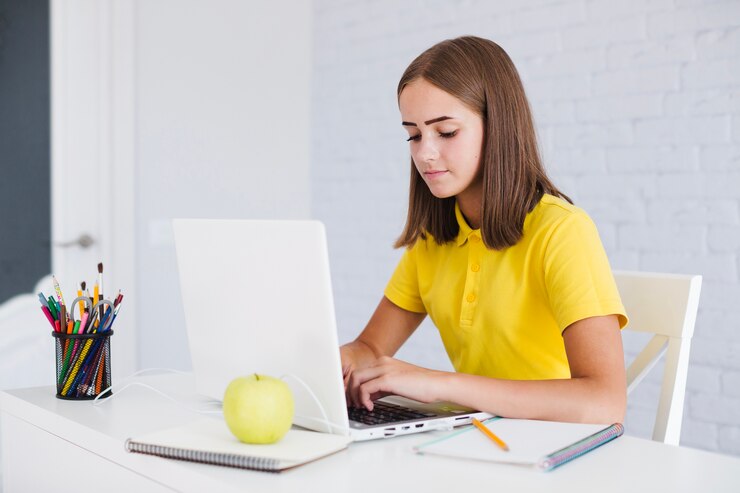 Free Photo teen girl doing her homework