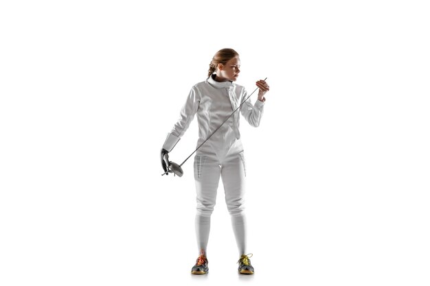 Девушка в костюме фехтования с мечом в руке, изолированные на белом фоне студии.