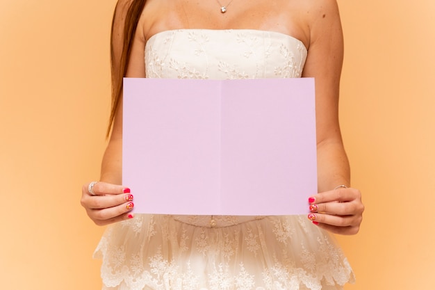 Foto gratuita ragazza teenager che tiene una carta vuota