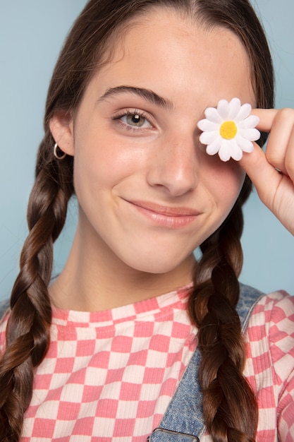 Foto gratuita ritratto di ragazza adolescente da vicino