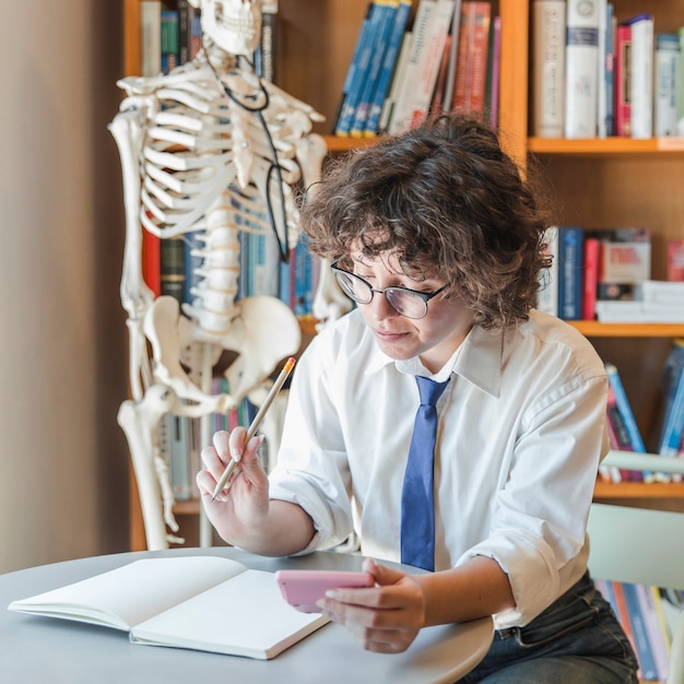 Ragazza teenager con il pensiero del calcolatore