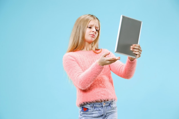 Free photo teen girl with tablet