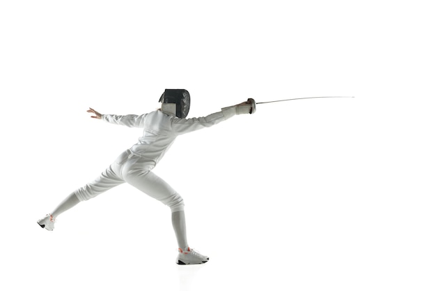 Бесплатное фото Девочки-подростки в костюмах фехтования с мечами в руках, изолированные на белой стене студии