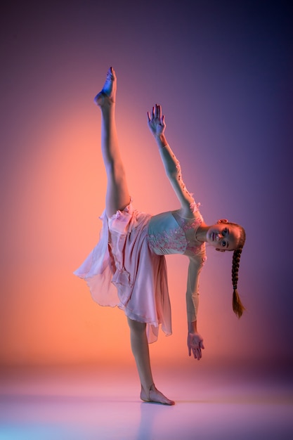 Foto gratuita la giovane ballerina moderna