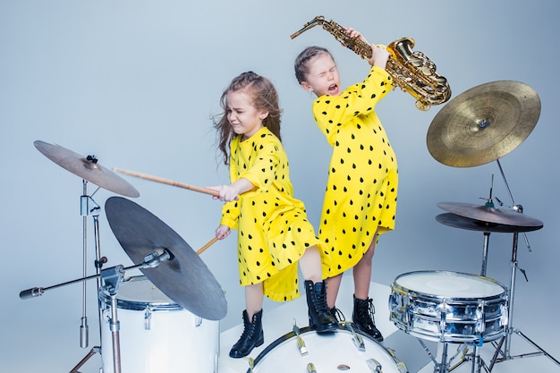 Foto gratuita la banda musicale adolescente che si esibisce in uno studio di registrazione