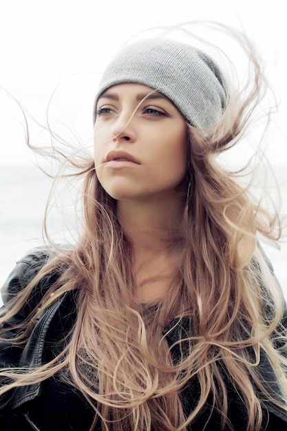 Free photo teen with a hat on a windy day