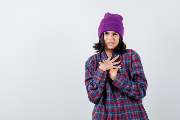Подросток женщина в клетчатой рубашке и шапочке, жестикулируя изолированные