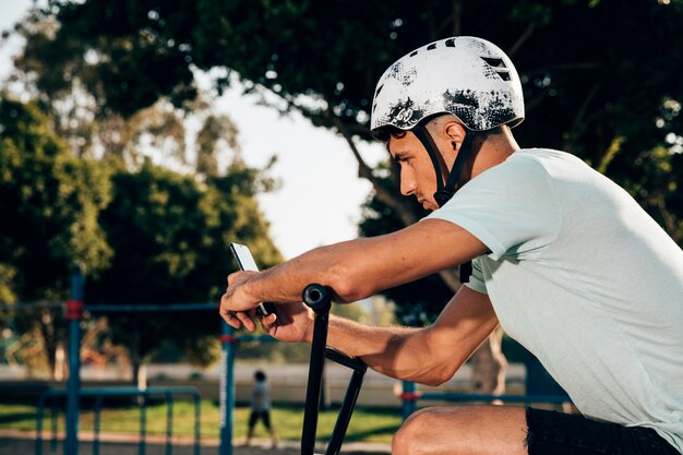 電話を見て10代のbmxライダー