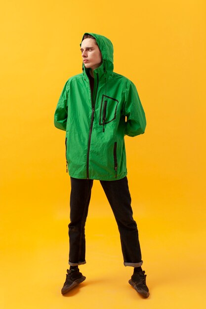 緑のジャケットを着ている10代の少年