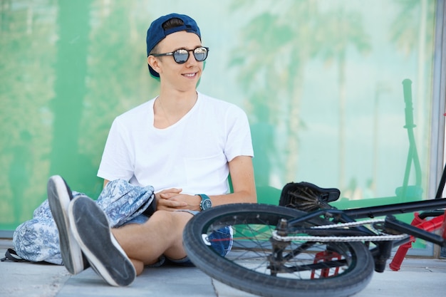 Free photo teenage boy wearing white t-shirt and cap