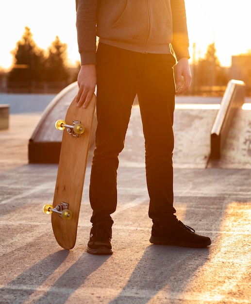Подросток со скейтбордом крупным планом