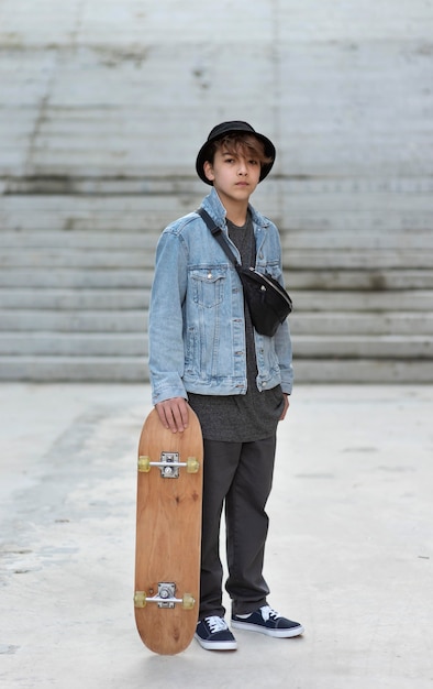 スケートボードを持つ10代の少年