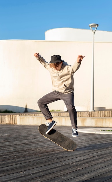 Free photo teenage boy with skateboard