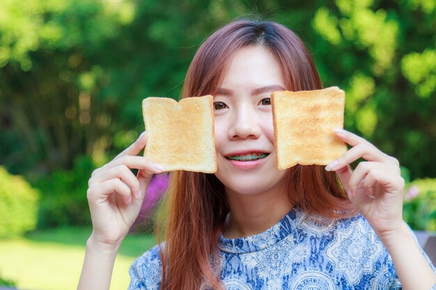 十代の朝食を食べる