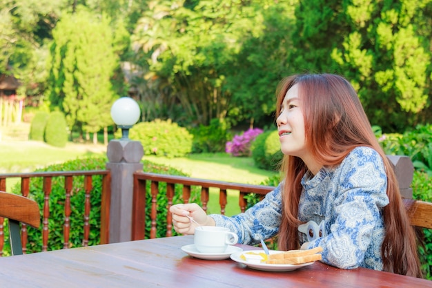 Foto gratuita prima colazione all'adolescente