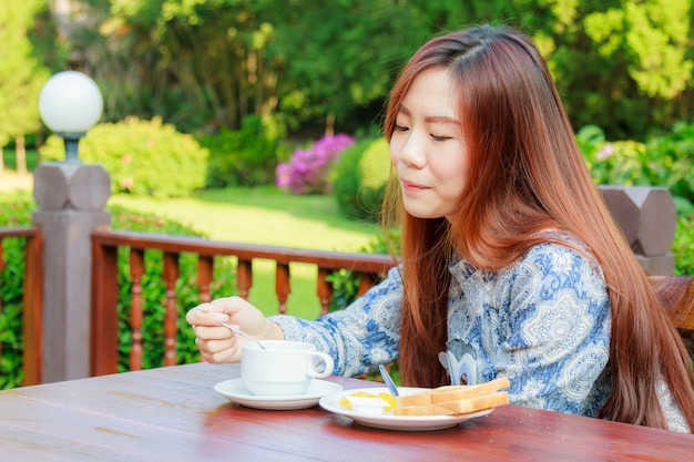 十代の朝食を食べる