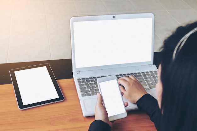 Adolescente lavoro freelance lavoro sul computer portatile.