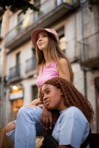 Foto gratuita amici adolescenti che trascorrono del tempo insieme all'aperto