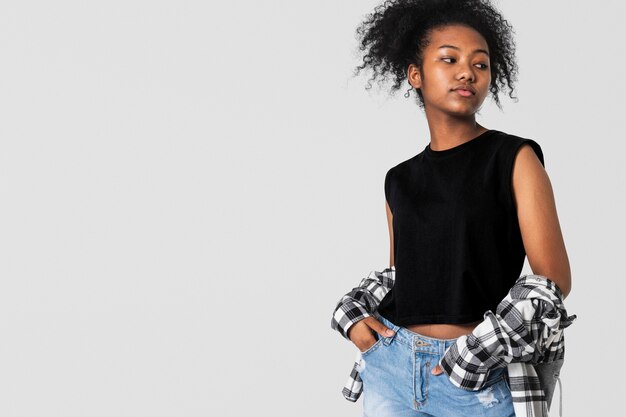 若者のアパレルグランジファッション撮影のための黒のトップとフランネルシャツの10代の少女