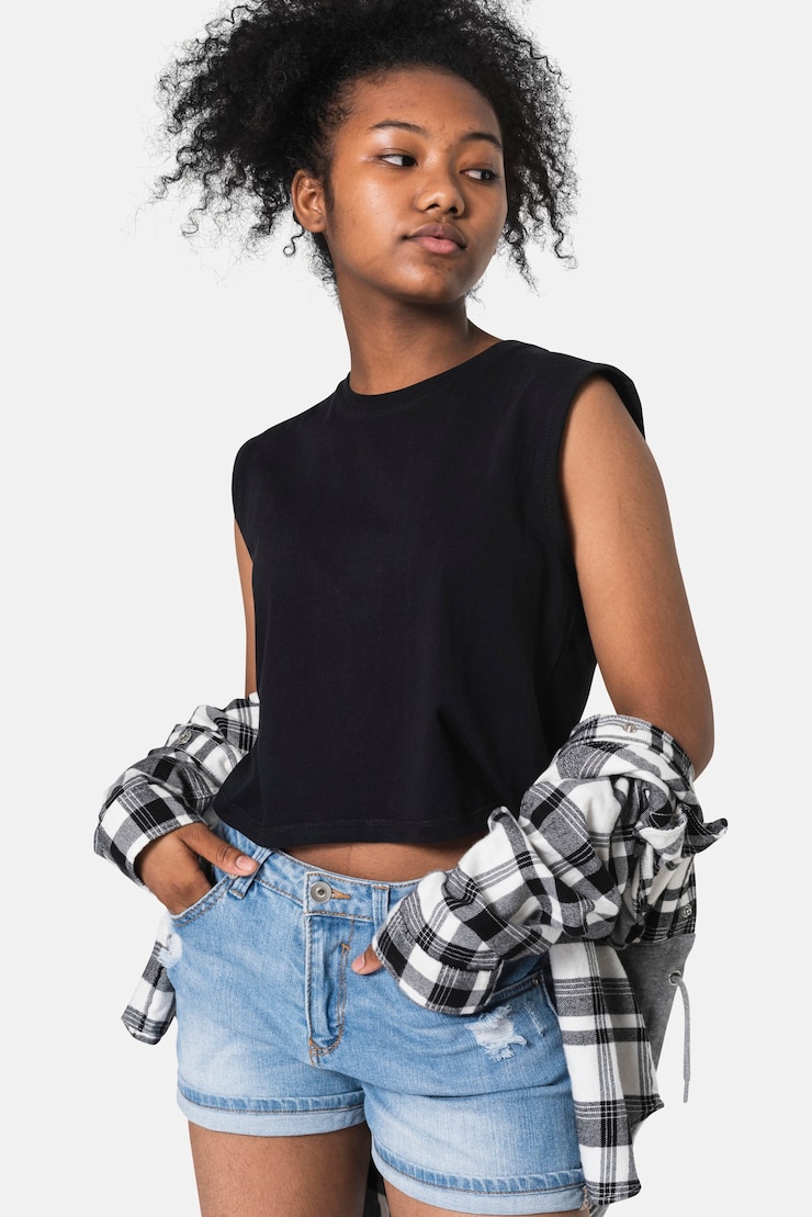 無料Photo 若者のアパレルグランジファッション撮影のための黒のトップとフランネルシャツの10代の少女