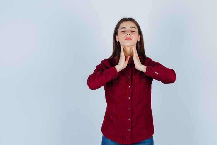 मुफ़्त फोटो teenage girl in burgundy shirt rubbing her neck, keeping eyes shut and looking relaxed , front view.