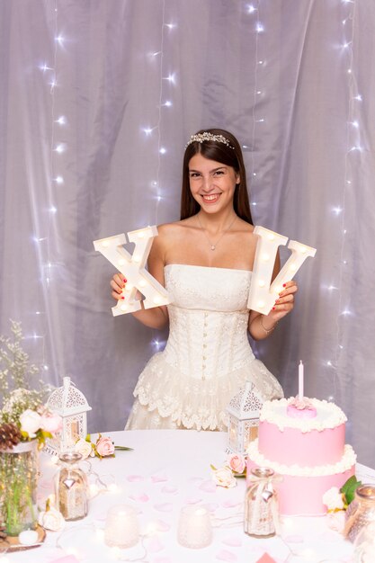 Adolescente che celebra la sua festa di quinceañera