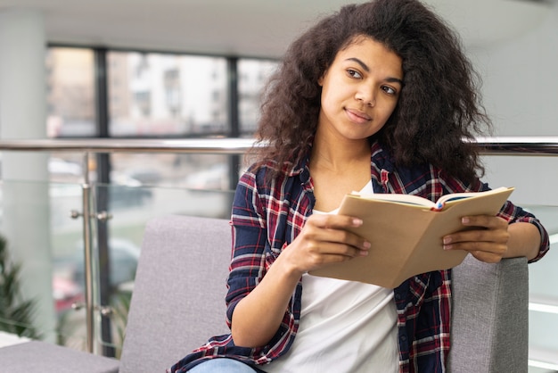 Free photo teenage girl on couch reading