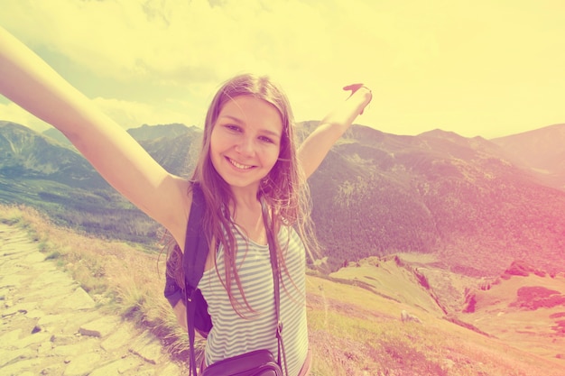 Foto gratuita adolescente sentire la libertà.