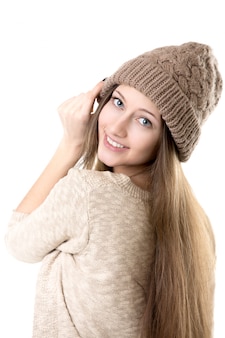 Adolescente, ragazza, provare, cappello, lavorato a maglia