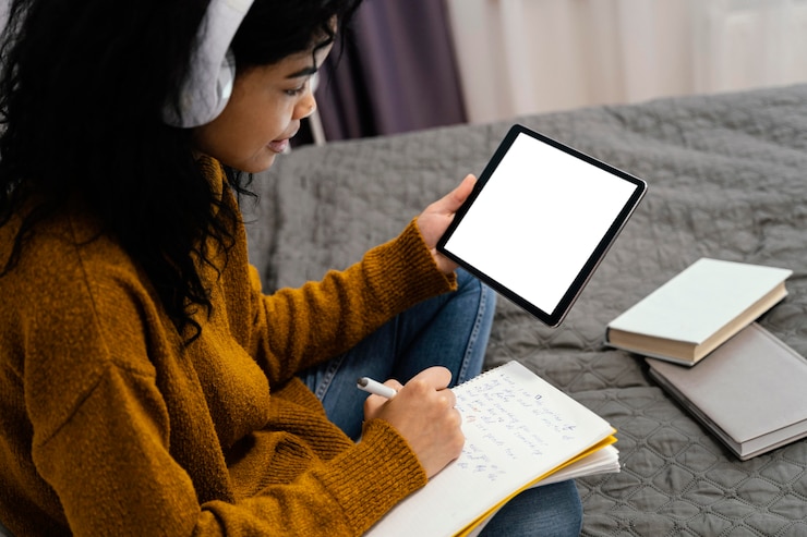 無料Photo オンライン学校でタブレットを使用している10代の少女