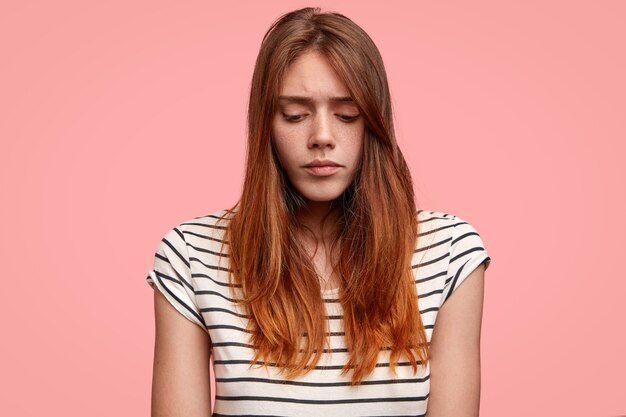 縞模様のTシャツを着ている10代の少女