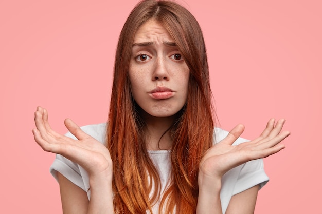 Free photo teenage girl wearing white t-shirt