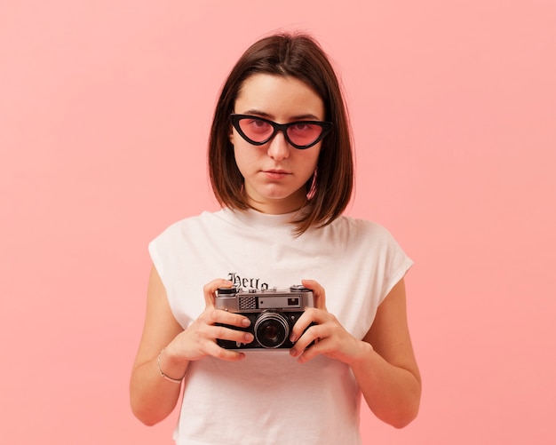 Ragazza adolescente con fotocamera