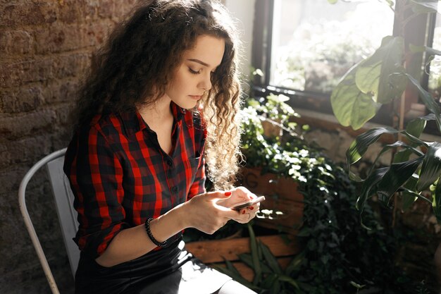 ウェーブのかかった髪型のポーズをとる10代の少女