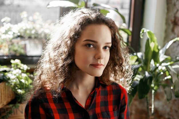 Free photo a teenage girl with a wavy hairstyle posing