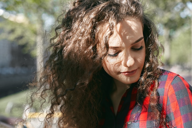 Foto gratuita una ragazza adolescente con un'acconciatura ondulata in posa