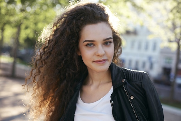 Free photo a teenage girl with a wavy hairstyle posing