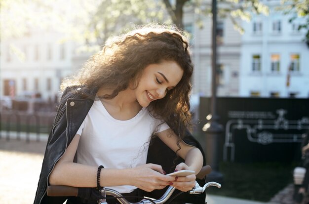 ウェーブのかかった髪型のポーズをとる10代の少女