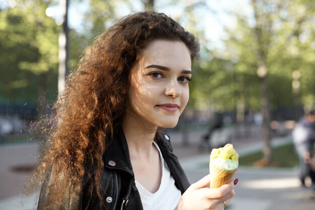 ウェーブのかかった髪型のポーズをとる10代の少女