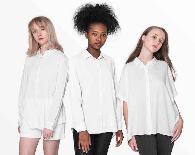 Девочки-подростки в цветных рубашках для молодежной базовой модной фотосессии