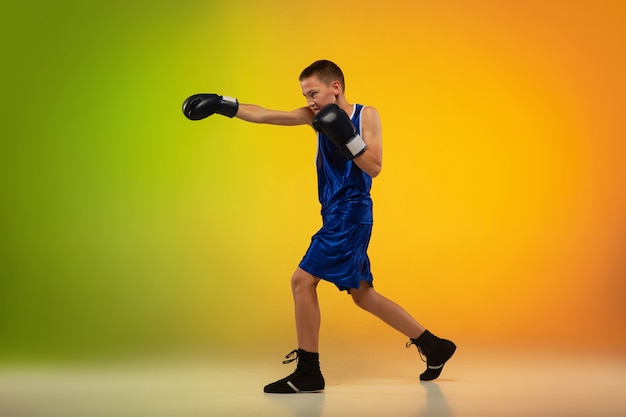 Тренировка профессионального боксера-подростка